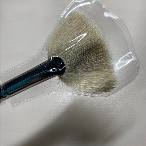 Morphe cosmetics M310 brush - Picture 4 of 5